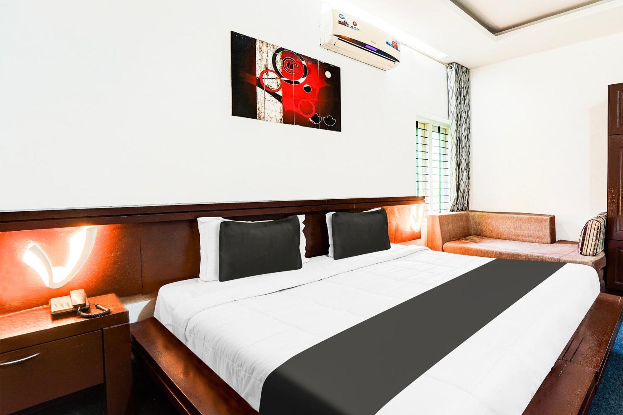 Super Collection O Kazhakuttam Near Al Saj Convention Centre Hotel Andurkonam Exterior foto